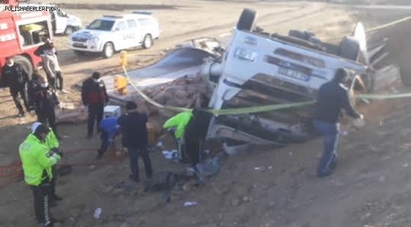Kırşehir'de Devrilen tırın sürücüsü Hayatını kaybetti Trafik